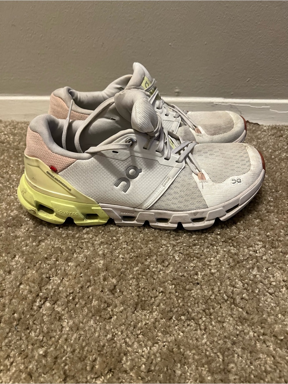 On cloudflyer 4 woman’s 9.5 running shoe - Picture 3 of 11